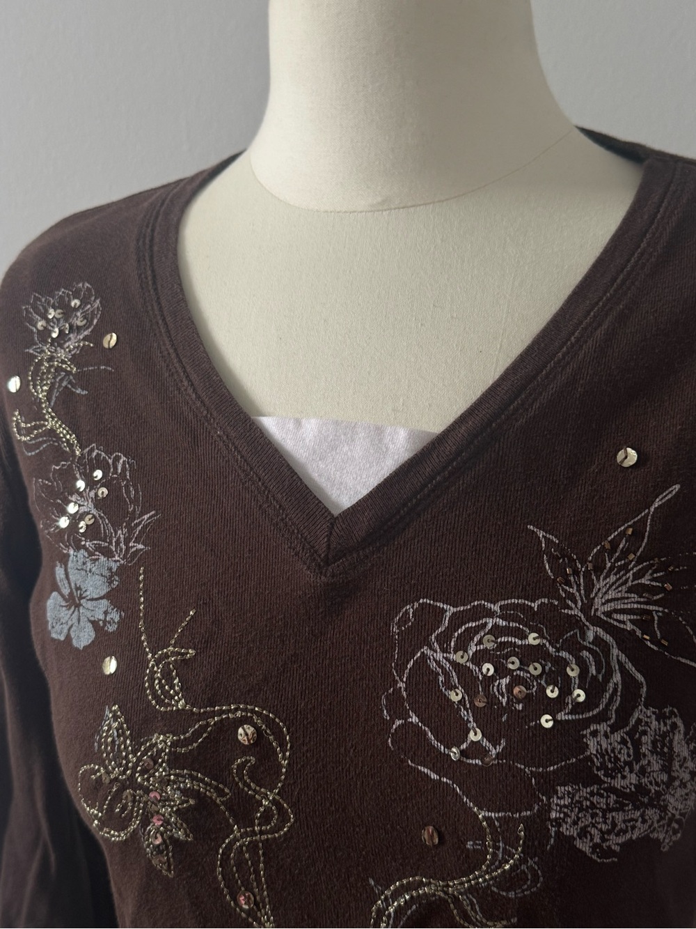 Women's Brown V-Neck Floral Embellished Long Sleeve Tee - Picture 2 of 4